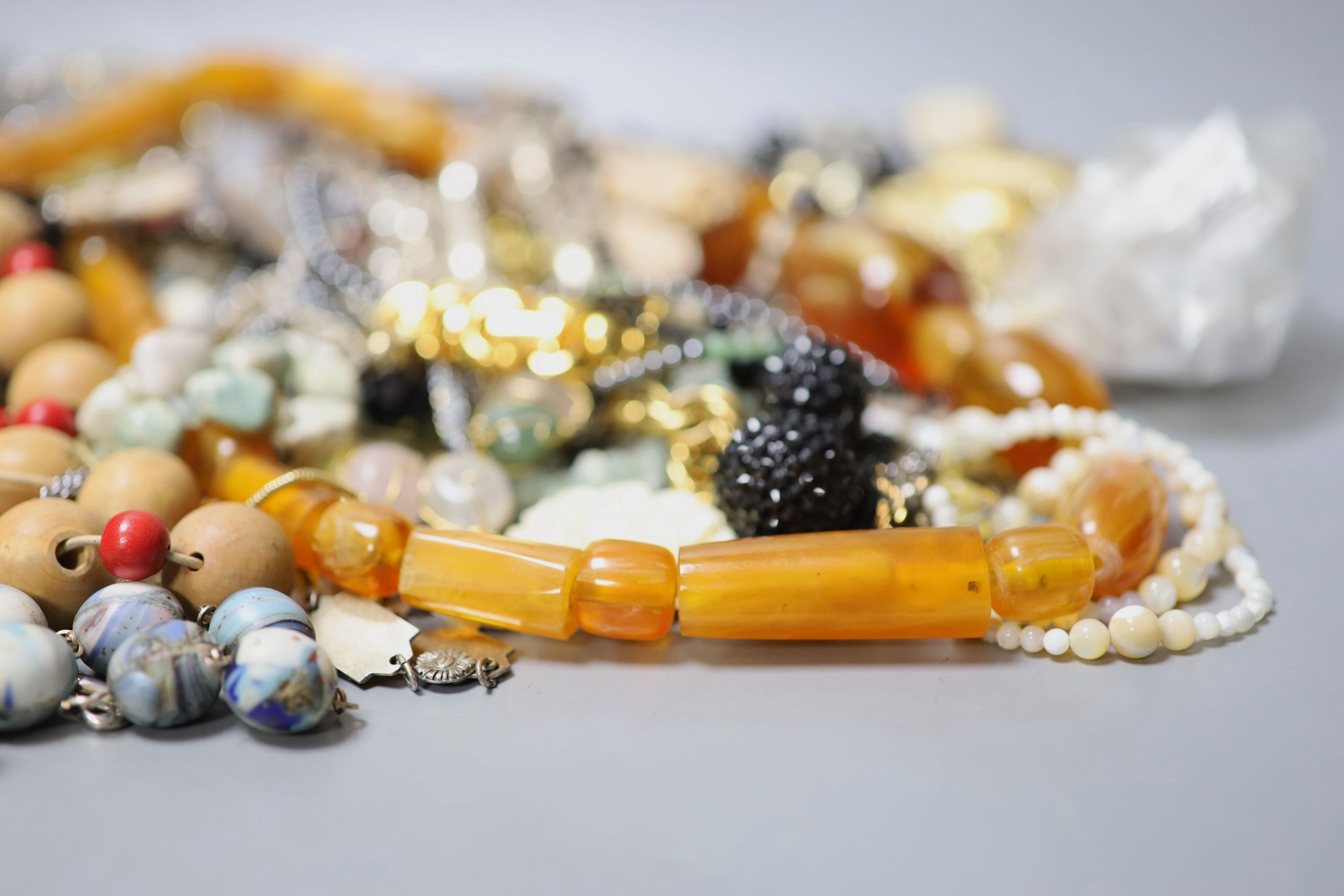 A quantity of assorted costume jewellery.